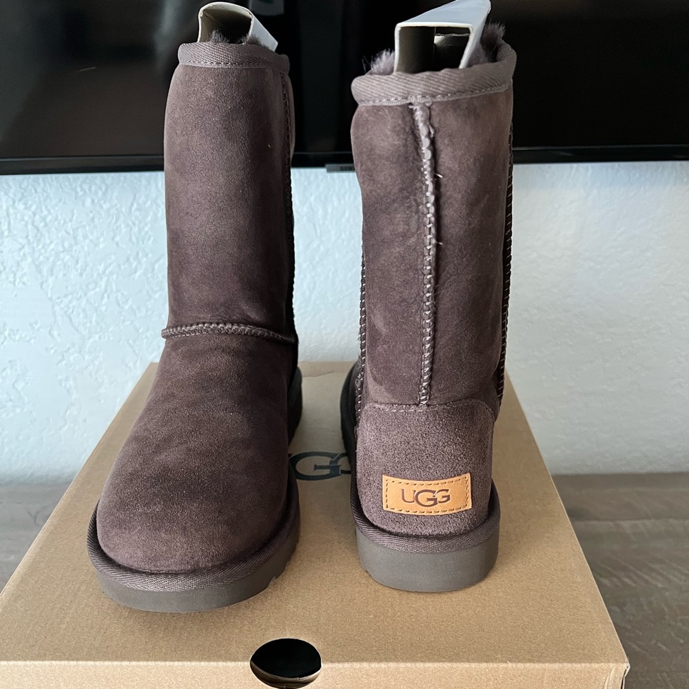 COPY - Ugg Classic Short II